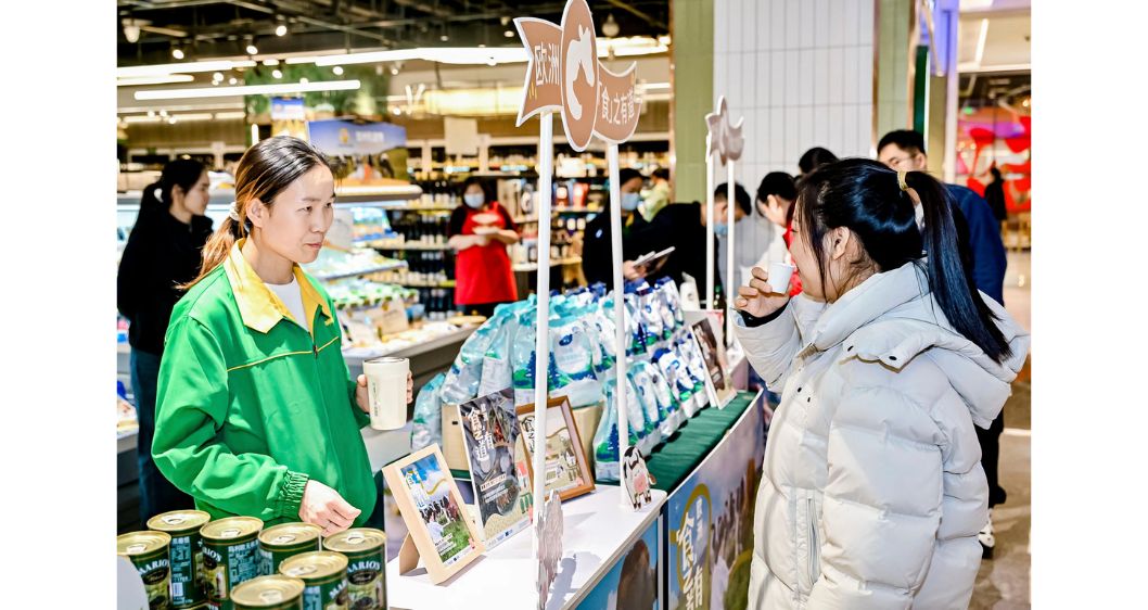 Valion maitojauheen maistatusta pekingiläisessä ruokakaupassa